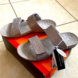 NWT VIONIC Orthotic Slip-On Sandals Size 9